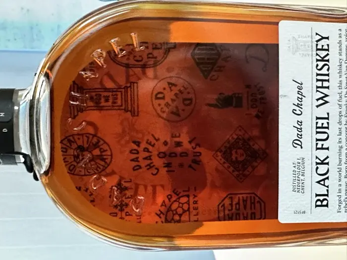 Amber whiskey met gegraveerd glas