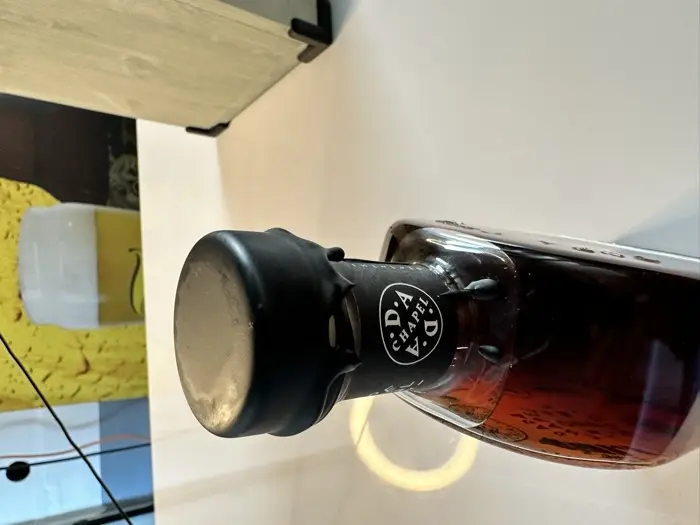 Zwarte dop met Dada Chapel-zegel