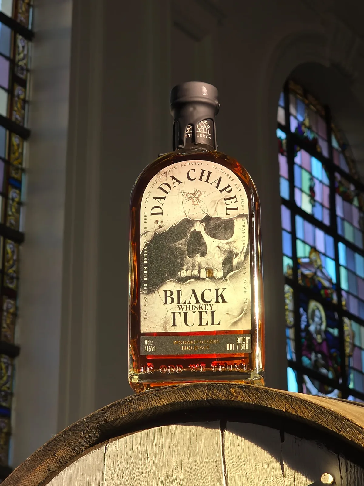 Black Fuel fles op een vat in de Dada Chapel met glasramen