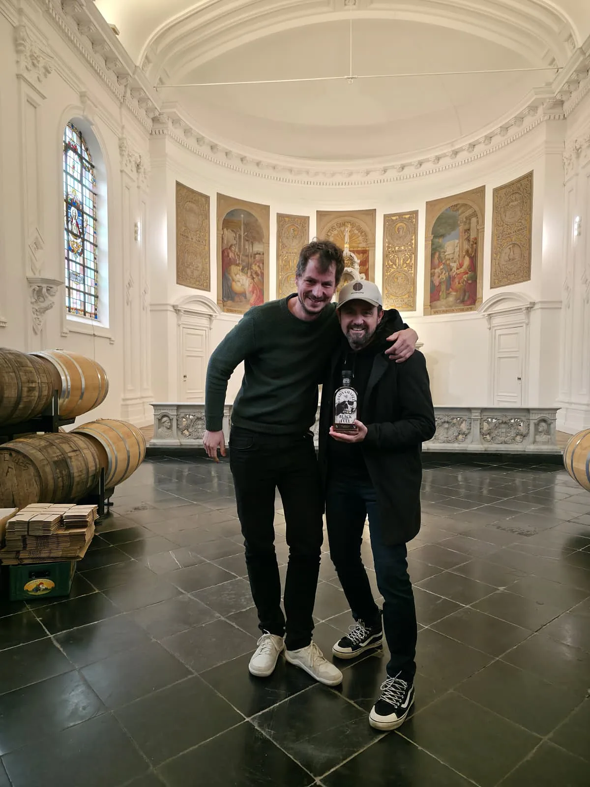 Franky De Smet-Van Damme en de master distiller met de fles in de Dada Chapel
